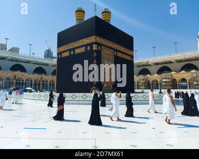 LA MECQUE , ARABIE SAOUDITE , 22 octobre 2020 - les pèlerins encerclent la Kaaba à Masjid al-Haram - umrah moins de musulmans socialement distancé masque de virus de la couronne Covid 19 Banque D'Images