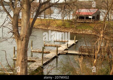 Quai flottant à Smith Mountain Lake, va, États-Unis Banque D'Images