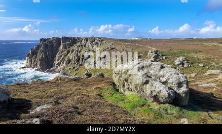 En regardant vers Lands End sur la côte sud de Cornwall, Royaume-Uni. Banque D'Images