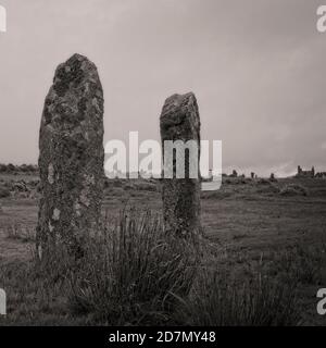 « The Pipers », pierres debout sur Bodmin Moor près de Minions, Cornwall, Angleterre, Royaume-Uni. (NOIR ET BLANC) Banque D'Images