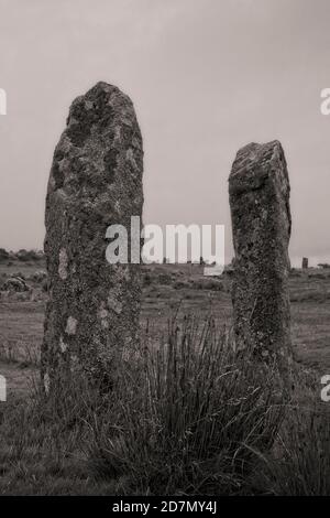 « The Pipers », pierres debout sur Bodmin Moor près de Minions, Cornwall, Angleterre, Royaume-Uni. (NOIR ET BLANC) Banque D'Images