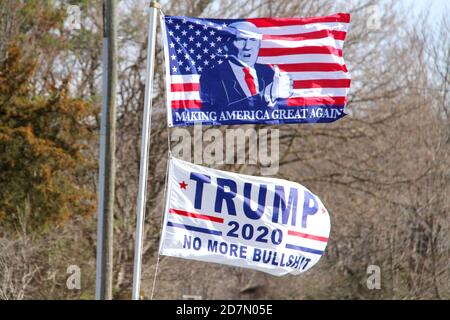 Donald Trump pour le président 2020 Gardez les grands drapeaux de l'Amérique dans la rue pendant la campagne présidentielle aux États-Unis 2020 Banque D'Images