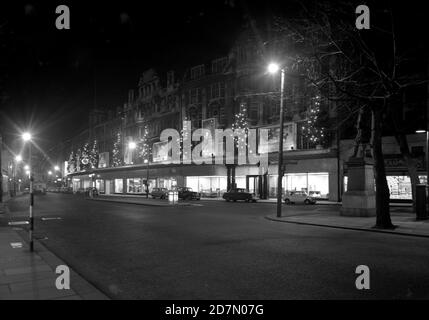 David Morgan Store, The Hayes, Cardiff, 1961 la nuit avec des décorations de Noël Banque D'Images