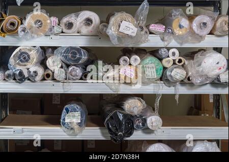 Rouleaux de tissu sur les étagères d'entrepôt, Philadelphie, États-Unis Banque D'Images