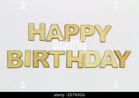 Joyeux anniversaire écrit avec des lettres en bois sur une surface blanche Banque D'Images