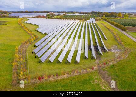 Parc d'énergie solaire à Silkeborg, Danemark. Il couvre une superficie de 156.000 m2 ou 22 terrains de football et dispose de 12,000 panneaux solaires. Banque D'Images