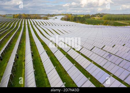 Parc d'énergie solaire à Silkeborg, Danemark. Il couvre une superficie de 156.000 m2 ou 22 terrains de football et dispose de 12,000 panneaux solaires. Banque D'Images