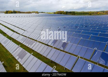 Parc d'énergie solaire à Silkeborg, Danemark. Il couvre une superficie de 156.000 m2 ou 22 terrains de football et dispose de 12,000 panneaux solaires. Banque D'Images