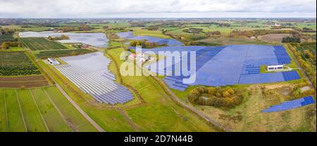 Parc d'énergie solaire à Silkeborg, Danemark. Il couvre une superficie de 156.000 m2 ou 22 terrains de football et dispose de 12,000 panneaux solaires. Banque D'Images