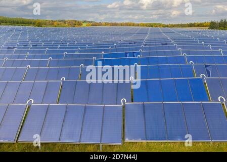 Parc d'énergie solaire à Silkeborg, Danemark. Il couvre une superficie de 156.000 m2 ou 22 terrains de football et dispose de 12,000 panneaux solaires. Banque D'Images