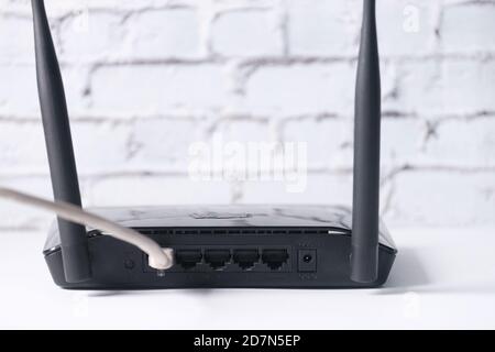 Routeur Internet sans fil Wi-Fi sur fond blanc. Banque D'Images