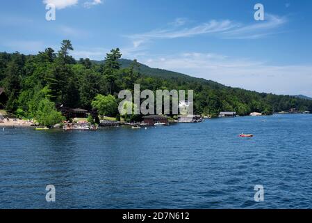 Lake George, New York. 19 juillet 2019. Touristes actifs sur les rives du lac george lors d'une journée ensoleillée d'été dans le ciel bleu à New York. Banque D'Images