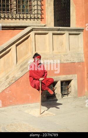 Un artiste de rue faisant léviter un yogi un jour d'été Sur la place du marché à Wroclaw Banque D'Images