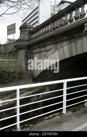 Glasgow, Lanarkshire, Écosse.Promenade de la rivière Clyde montrant les nombreux ponts sur la rivière, de l'autre côté et en dessous Banque D'Images