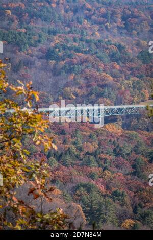 Le pont de Milford d'une vue pittoresque entouré par brillant feuillage d'automne Banque D'Images