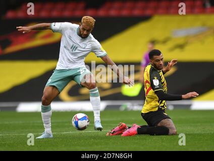 Joshua King (à gauche) de l'AFC Bournemouth et Etienne Capoue de Watford lors du match de championnat Sky Bet à Vicarage Road, Londres. Banque D'Images