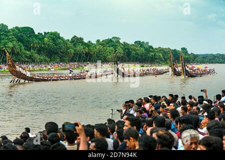 Aranmula, 08 septembre, 2017: Les spectateurs regardent la traditionnelle course annuelle de bateau à serpent dans la rivière Pamba à l'occasion du Festival d'Onam, Aranmula, Kerala Banque D'Images