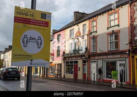 Listowel, Irlande - 24 octobre 2020 : rues calmes dans la ville de Listowel pendant le deuxième confinement national en raison de la pandémie de Covid-19 Banque D'Images