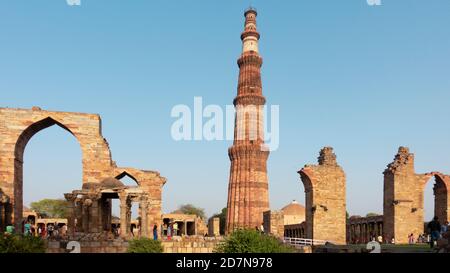 New Delhi, 22, mars 2017 : la plus haute tour en briques de Qutub Minar avec des ruines du XIIe siècle au complexe de Qutub connu sous le nom de patrimoine mondial de l'UNESCO, New Delhi Banque D'Images