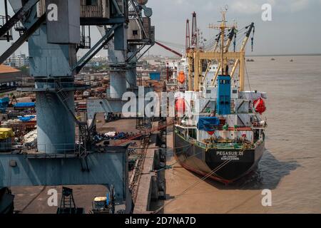 Kandla,20,août,2019;vue de dessus de la grue et du cargo ancré dans la mer pour le déchargement, le chargement, au port de Deen Dayal, Kandla, Kutch, Gujarat, Inde Banque D'Images