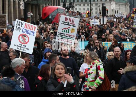 Des manifestants se rassemblent sur la place du Parlement, à Londres, lors d'une manifestation contre les restrictions de verrouillage imposées pour empêcher la propagation du coronavirus. Banque D'Images