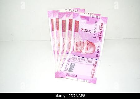 Billets de monnaie sur papier indien ou argent sur fond blanc isolé. Nouvelles roupies indiennes Banque D'Images