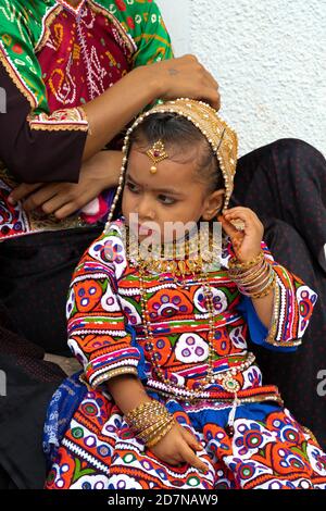 Ratnal,24,août ,2019,: Gros plan de fille enfant participant à la fête du Festival Janmashtami vêtu de costumes colorés et d'ornements dorés Banque D'Images