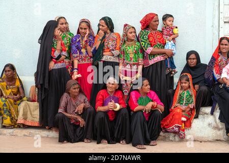 Ratnal,24,août ,2019,: Groupe de femmes et d'enfants participent à la célébration du Festival Janmashtami avec costume traditionnel coloré, Ratnal Kutch Banque D'Images