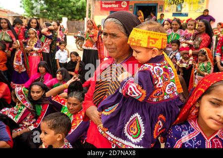 Ratnal,24,August ,2019,: Gros plan de la femme locale avec le grand enfant participant au costume traditionnel coloré le jour du Festival Janmashtami , Banque D'Images