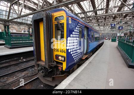 Train britannique de classe 156 à Glasgow Central avec une décoration de saltire avril 2010, un exemple précoce de la décoration utilisée. Royaume-Uni, Écosse Banque D'Images