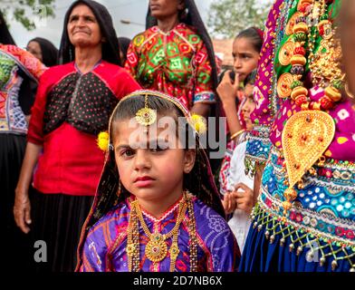 Ratnal,24,août ,2019,: Gros plan de fille enfant participant à la fête du Festival Janmashtami portant costume coloré et bijoux dorés. Banque D'Images