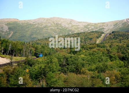 Mount Washington Cog Railway, New Hampshire - septembre 2008: Vue grand angle d'un train faisant son chemin en haut de la montagne entre la foresterie. Banque D'Images