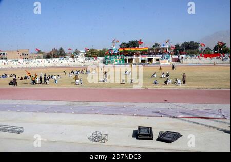 Vue des arrangements des travaux sont en cours pour la réunion publique du mouvement démocratique du Pakistan (PDM) qui se tiendra au stade Ayub à Quetta le samedi 24 octobre 2020. Banque D'Images