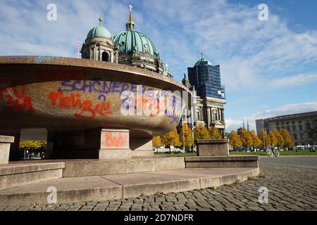 24 octobre 2020, Berlin: Un grand bol en granit dans le jardin d'agrément du Musée Altes est étalé sur une grande surface. Un autre cas de vandalisme s'est produit sur l'île aux musées de Berlin, comme l'a annoncé la Prussian Cultural Heritage Foundation le samedi 24.10.2020. Photo: Jörg Carstensen/dpa Banque D'Images