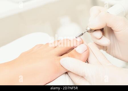 Manucure classique aux orteils de mariage rose sur fond blanc. Concept de soins spa Banque D'Images