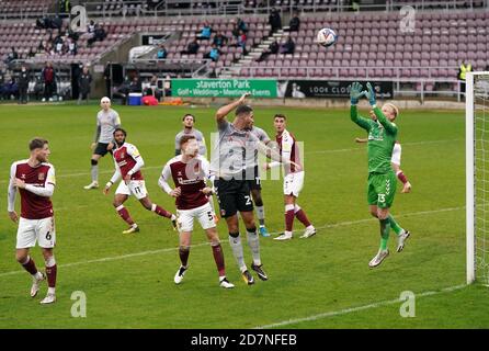 Le gardien de but de Northampton, Jonathan Mitchell, enregistre un tir lors du match de la Sky Bet League One au PTS Academy Stadium, Northampton. Banque D'Images