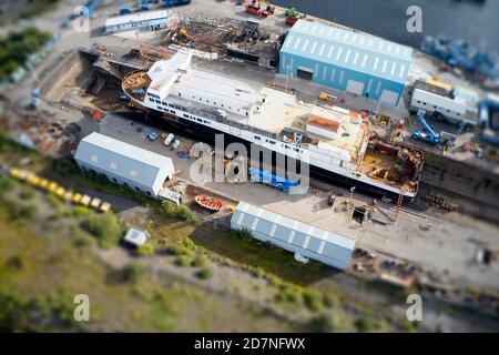 Construction navale navire en quai sec vue aérienne au chantier naval port avec échafaudage Banque D'Images