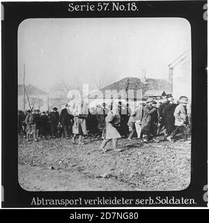 Projection für alle - Die Eroberung Serbiens. Série 57. Non 8. Abtransport verkleideter serbischer Soldaten. Zusammenbruch der serbischen Armee im Herbst 1915 setzte eine umfassende Fluchtbewegung der serbischen Einheiten ein. Die Firma „projection für alle“ wurde 1905 von Max Skladanowsky (1861-1939) gegründet. Sie produzierte bis 1928 FAST 100 Serien zu je 24 Glasdias im format 8,3 x 8,3 cm im sog. Verfahren. Die Serien umfasten Städte, Länder, Landschaften, Märchen und Sagen, das Alte Testament U. den 1. Weltkrieg. Banque D'Images