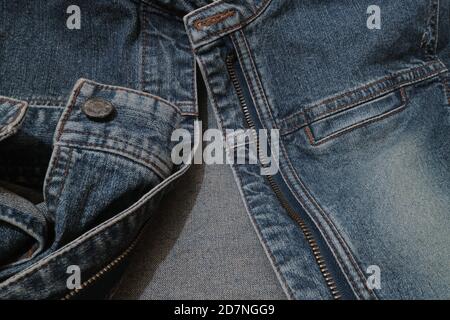Arrière-plan texturé de Jean denim bleu avec couture et couture de fil. Banque D'Images