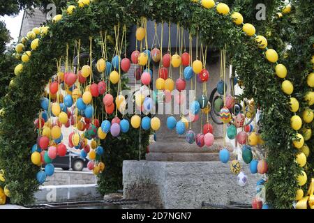 Fontaine décorée avec des œufs de Pâques colorés Banque D'Images