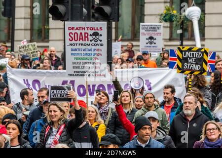 Londres, Royaume-Uni. 24 octobre 2020. Covid Hoax, levez-vous en signe de protestation contre les vaccinations, les 5G et d'autres questions - les participants croient que le virus est un moyen de contrôler les masses et de prendre leurs libertés. Organisé par StandUpX 'UNE communauté de personnes protestant et se tenant debout pour nos droits à travers le Royaume-Uni depuis mai 2020' Credit: Guy Bell/Alay Live News Banque D'Images