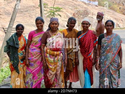 Groupe amical de femmes indiennes dans des saris colorés. Banque D'Images