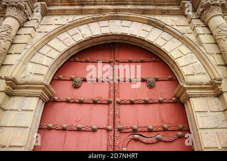 La porte en bois rouge ornée de la basilique de San Francisco, une église baroque historique de la Paz, en Bolivie Banque D'Images