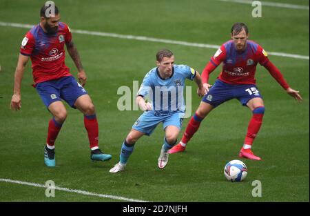 Jamie Allen, de Coventry City (au centre), lutte pour le ballon avec Bradley Johnson (à gauche) de Blackburn Rovers et Barry Douglas lors du match du championnat Sky Bet à St Andrews, Birmingham. Banque D'Images