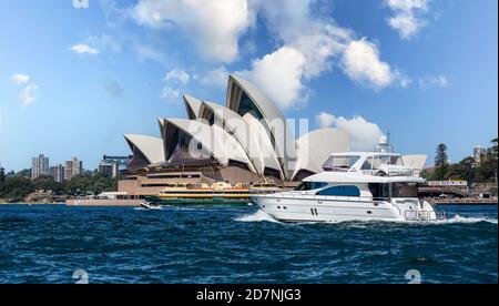 Ferry et un bateau de croisière rapide en face de l'Opéra de Sydney prises à Sydney, NSW, Australie, le 25 septembre 2013 Banque D'Images