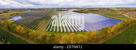 Parc d'énergie solaire à Silkeborg, Danemark. Il couvre une superficie de 156.000 m2 ou 22 terrains de football et dispose de 12,000 panneaux solaires. Banque D'Images