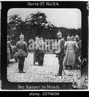 Projection für alle - Die Eroberung Serbiens. Série 57. Non 24. Der Kaiser à Nisch. Wilhelm II. Besucht den verbündeten Zaren Ferdinand I. von Bulgarien in Nisch (Niš, Serbien). Die Firma „projection für alle“ wurde 1905 von Max Skladanowsky (1861-1939) gegründet. Sie produzierte bis 1928 FAST 100 Serien zu je 24 Glasdias im format 8,3 x 8,3 cm im sog. Verfahren. Die Serien umfasten Städte, Länder, Landschaften, Märchen und Sagen, das Alte Testament U. den 1. Weltkrieg. Banque D'Images