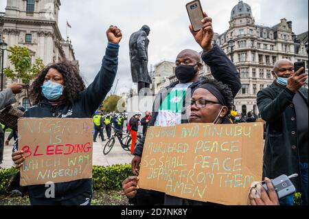 Londres, Royaume-Uni. 24 octobre 2020. Basé à Londres, les Nigérians protestent contre la brutalité de la police nigériane, la Special anti-cambriolage Squad (SRAS). Amnesty International a confirmé qu'elle avait des preuves d'un usage excessif de la force ayant entraîné la mort de manifestants au péage de Lekki mardi. Le Président Buhari a dissous le SRAS le 11 octobre, mais ces manifestants ont toujours appelé à sa démission. Crédit : Guy Bell/Alay Live News Banque D'Images