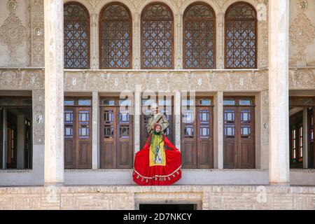 Kashan, Iran, 25 avril 2019 : couple iranien vêtus de tenues traditionnelles Banque D'Images