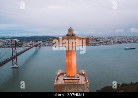 Vue aérienne de la statue de Cristo Rei Christ à Lisbonne la ville Banque D'Images